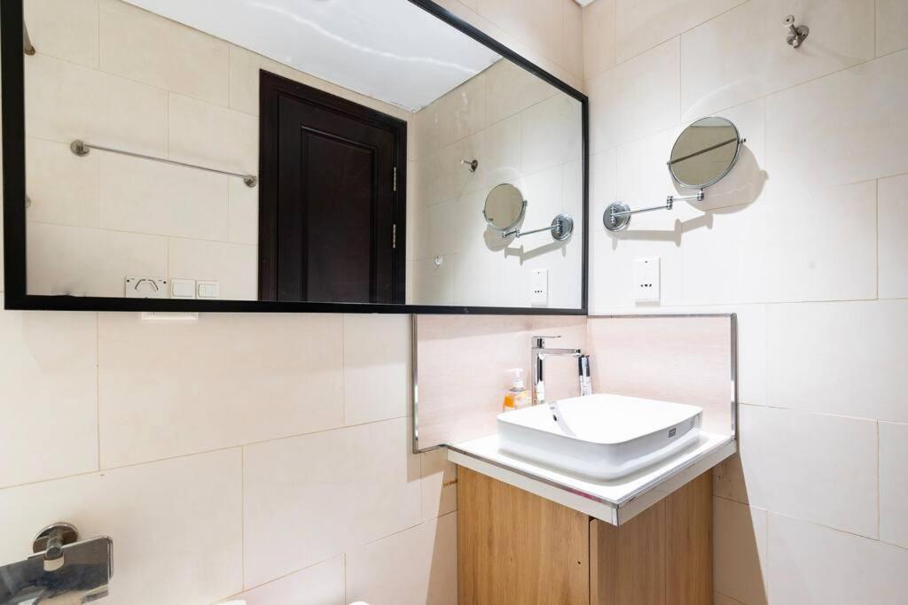 The Rixx Japantown Lancaster bathtub Netflix bar photo 3