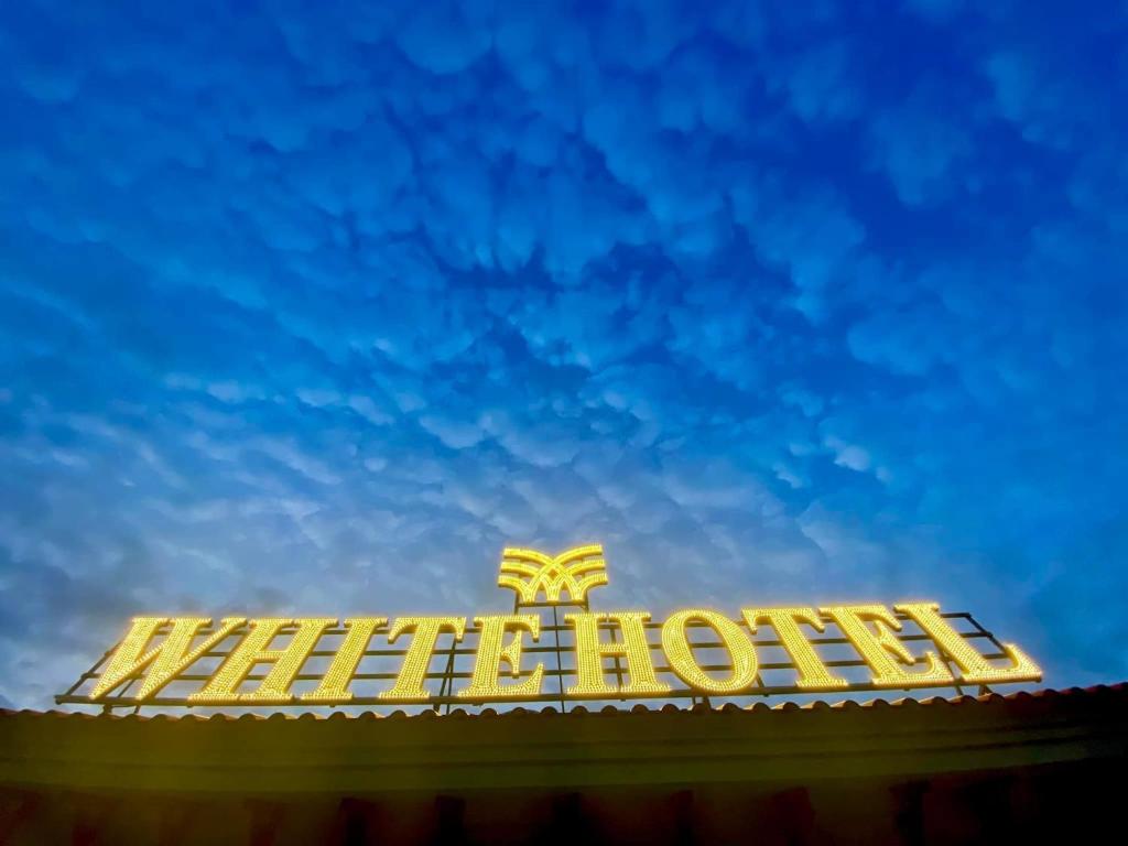 WHITE HOTEL — photo 1