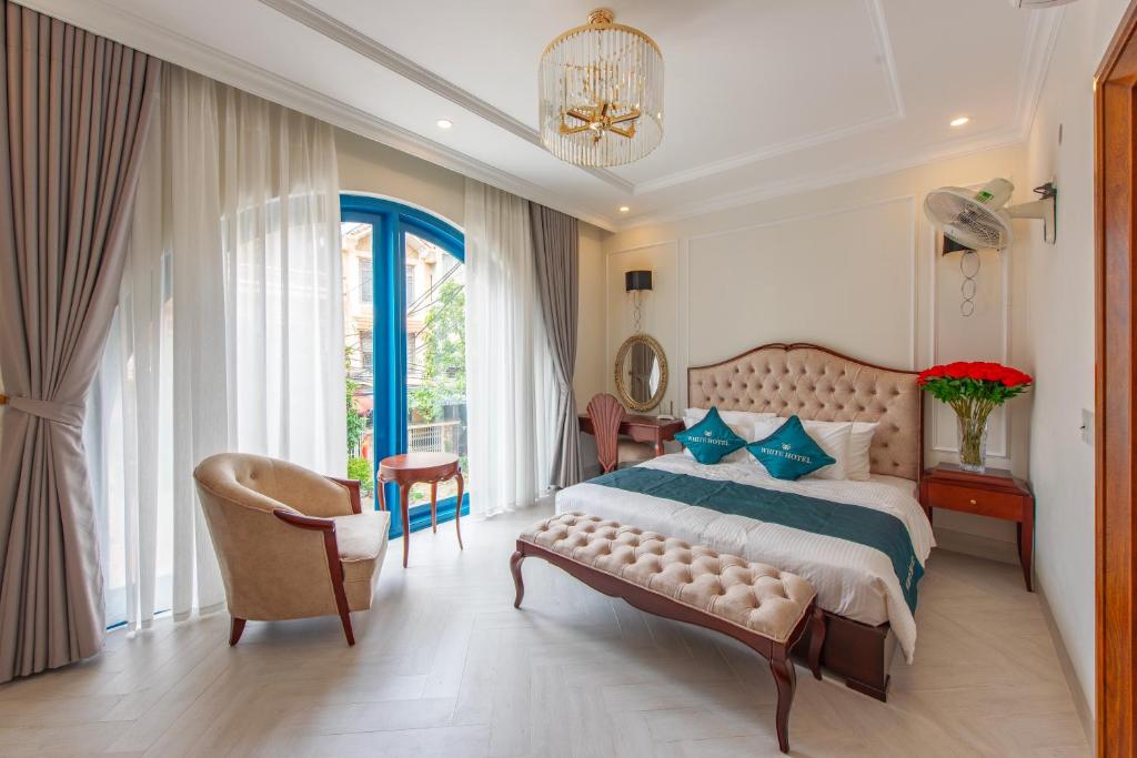 WHITE HOTEL photo 2