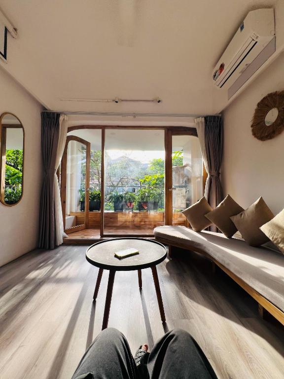 Sunny Old Quarter Apartment near Train Street - Big Balcony photo 2