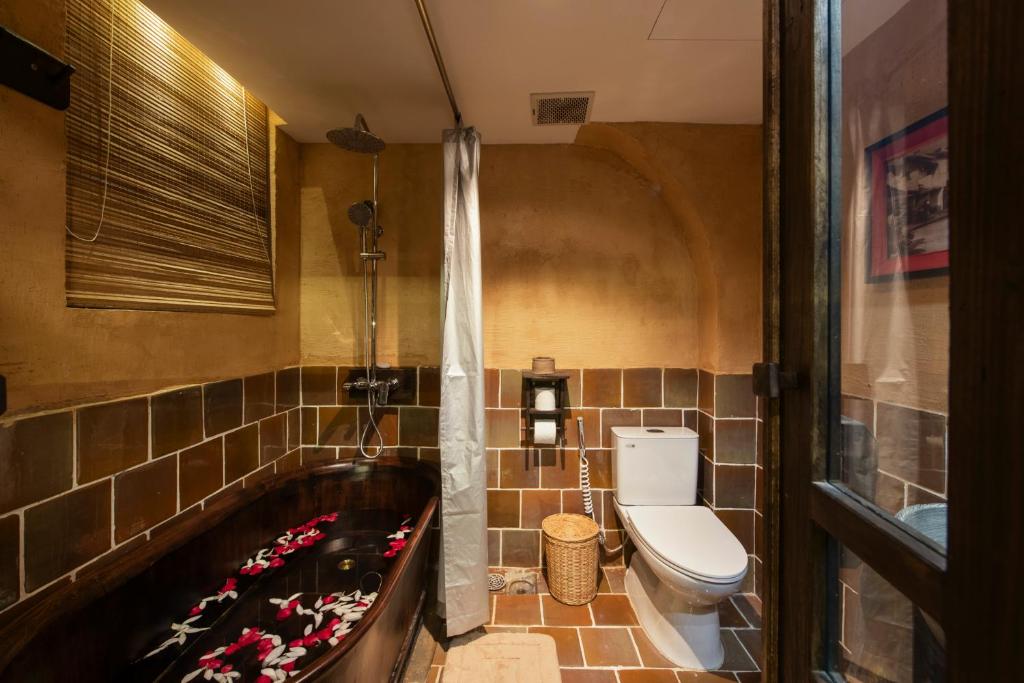 Hanoi Old Quarter Apt - Bathtub photo 3