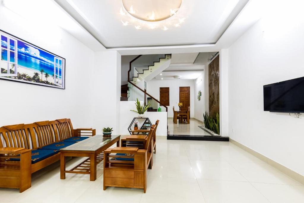 Simple House Near My Khe Beach and Night Street — photo 1