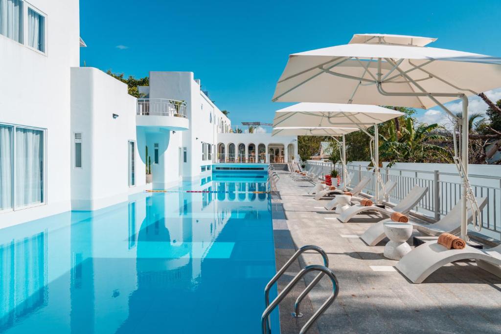 The Up Hotel Phu Quoc Island - The Poolside Escape photo 2