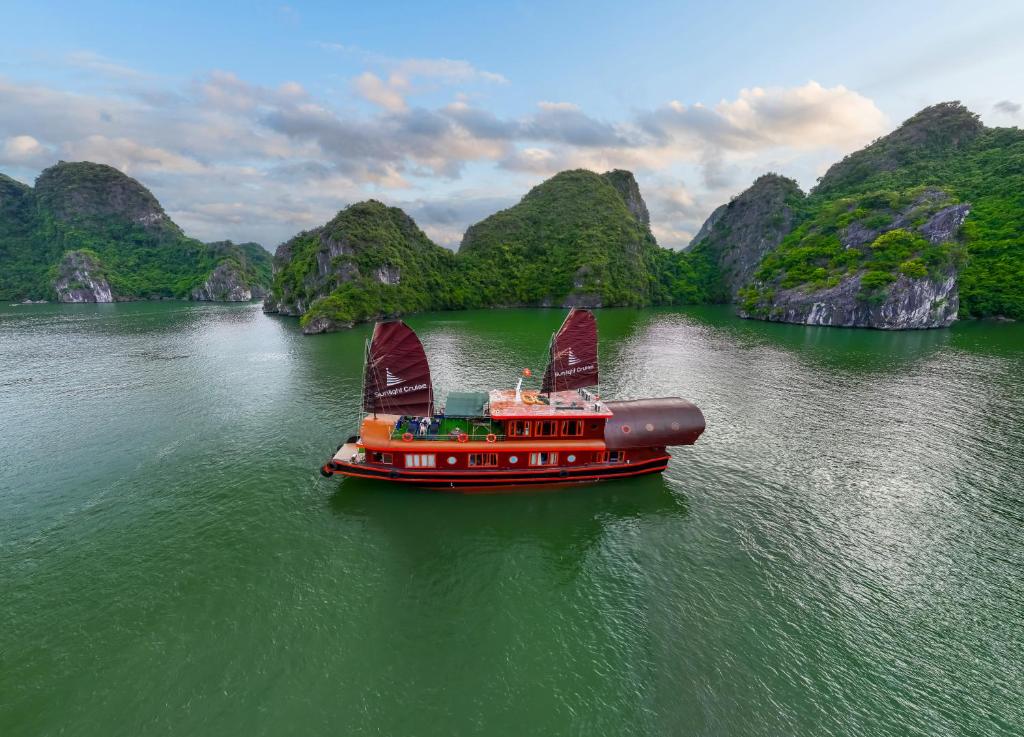 Sunlight Boutique Cruise - Cat Ba island — photo 1