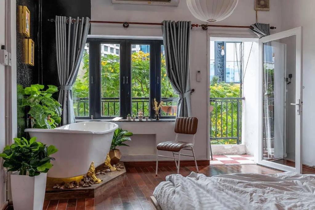 Saigon Hideout New World View - District 1 Romantic Stay — photo 1