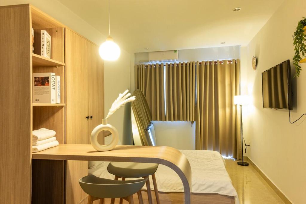 Spacious 1BR Studio Private Balcony and Cozy Netflix — photo 1