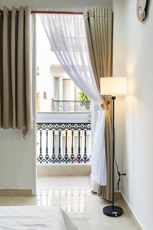 Spacious 1BR Studio Private Balcony and Cozy Netflix photo 2