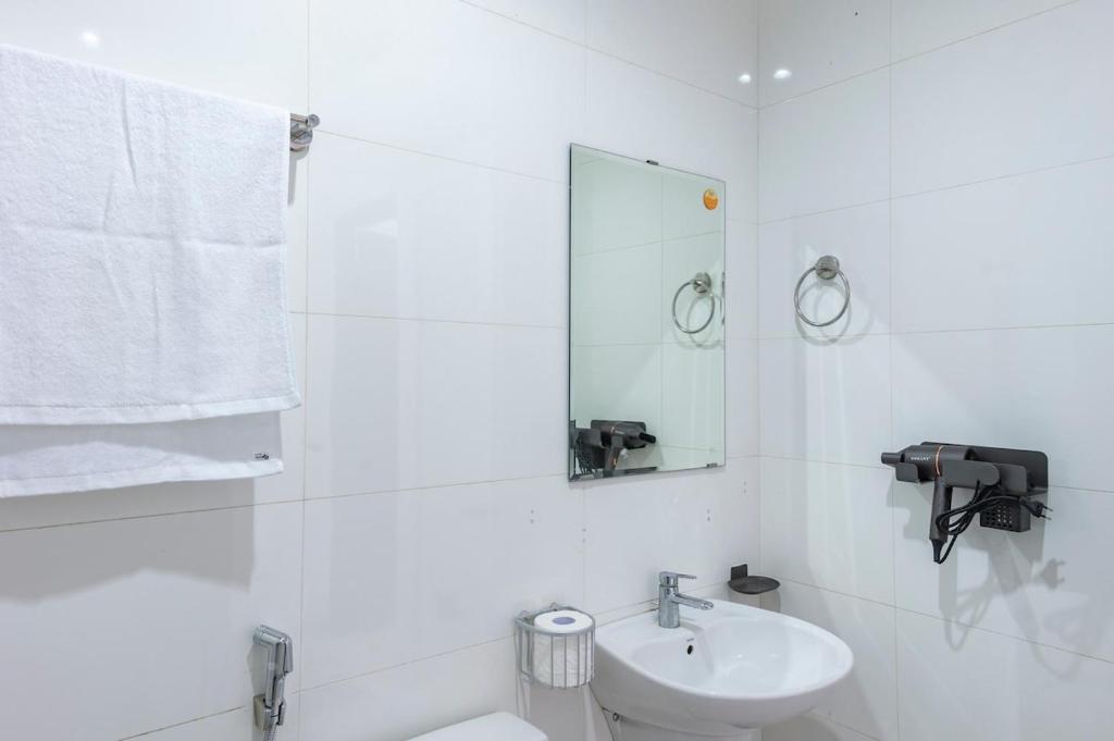 Spacious 1BR Studio Private Balcony and Cozy Netflix photo 3