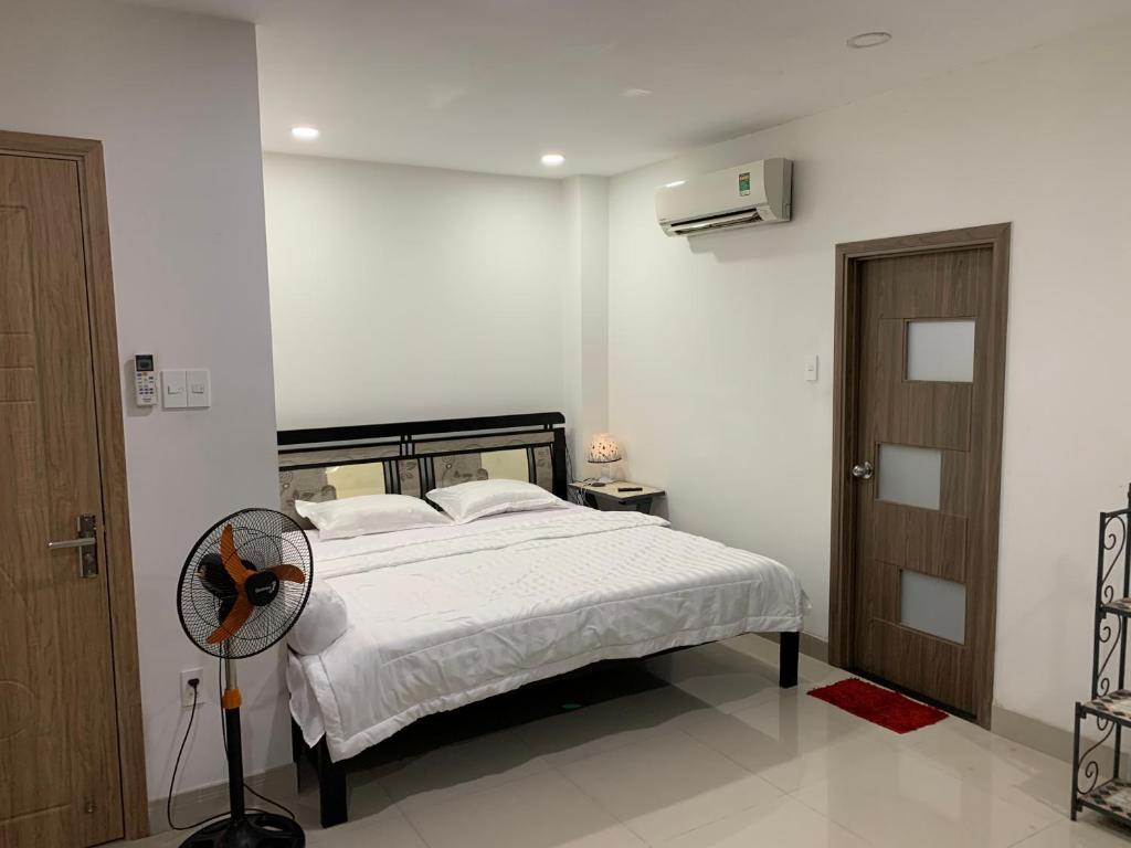 Royal Room with king bed & bath — photo 1
