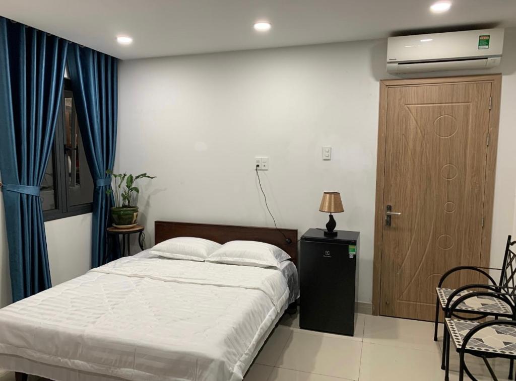 Royal Room with king bed & bath photo 2