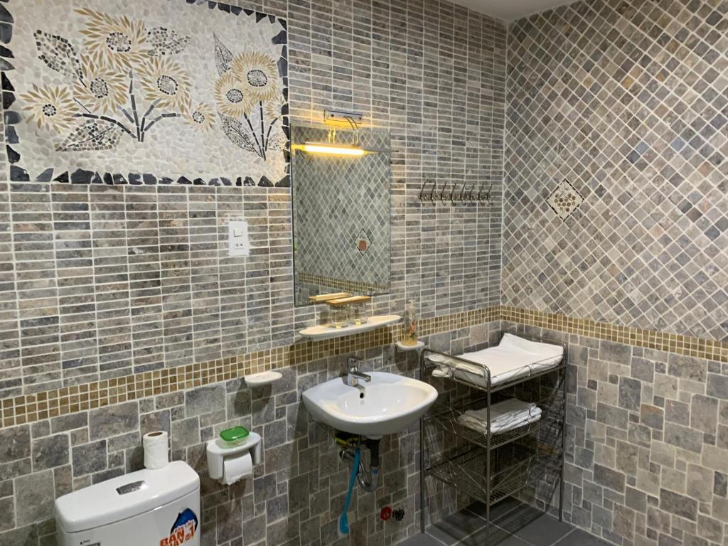 Royal Room with king bed & bath photo 3