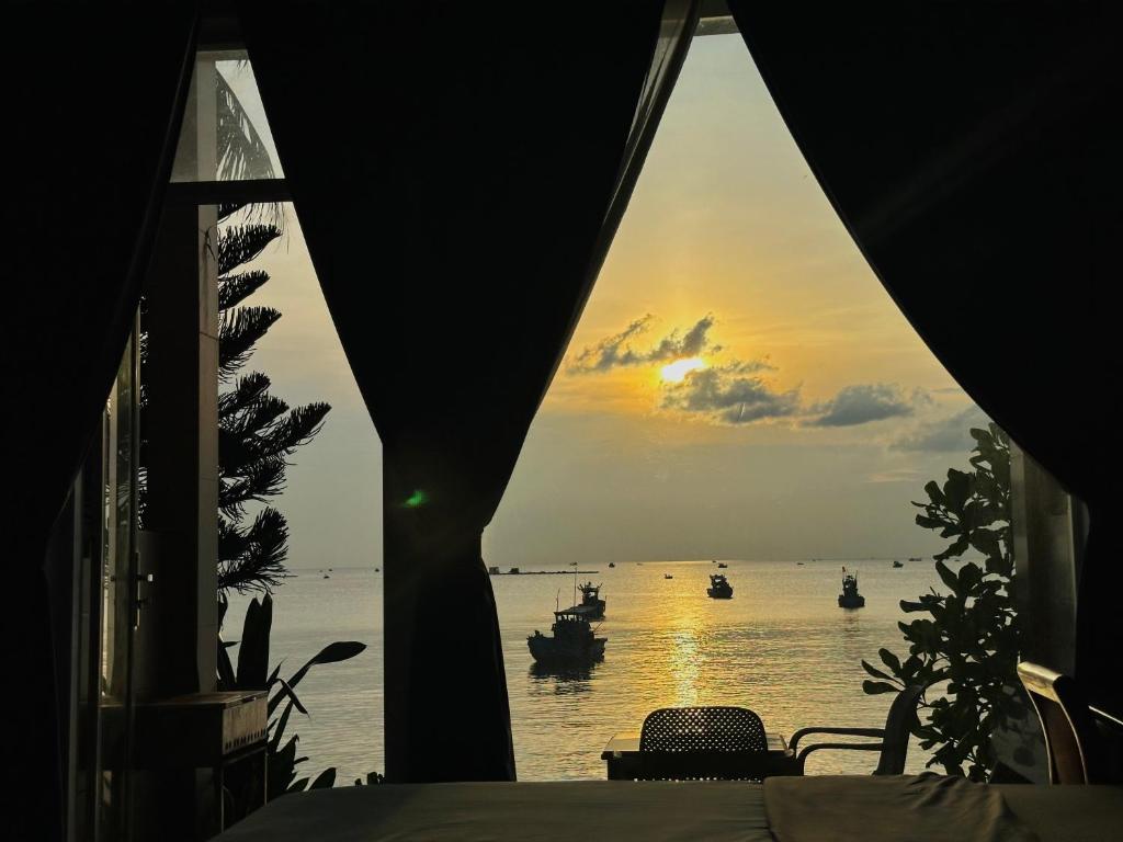 sunset beach house — photo 1