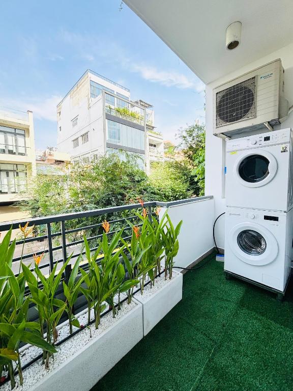 S Lux Apartment 5 mins walking in central photo 2