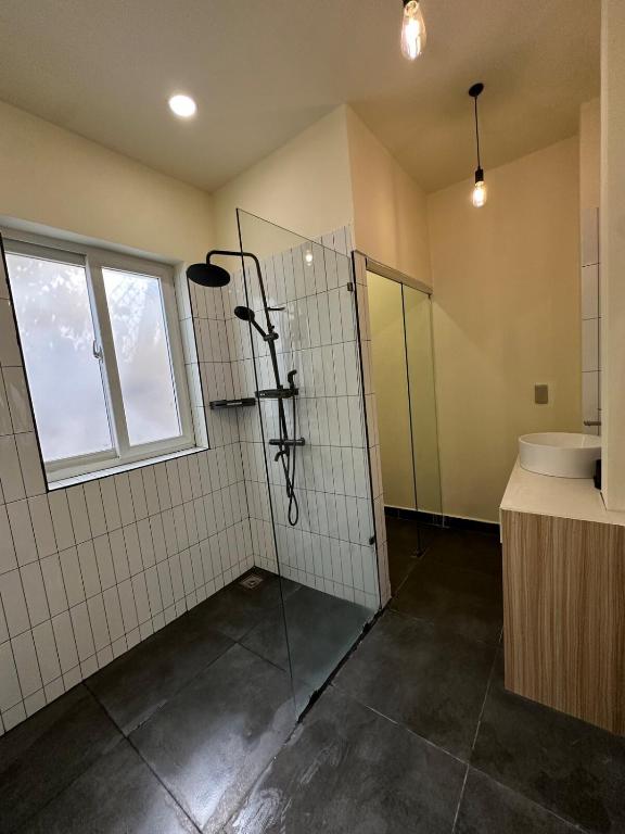 Soothing Getaway Spacious studio w kitchen in D1 photo 3