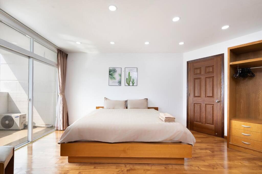 Spacious 2 br at city center/1st district — photo 1