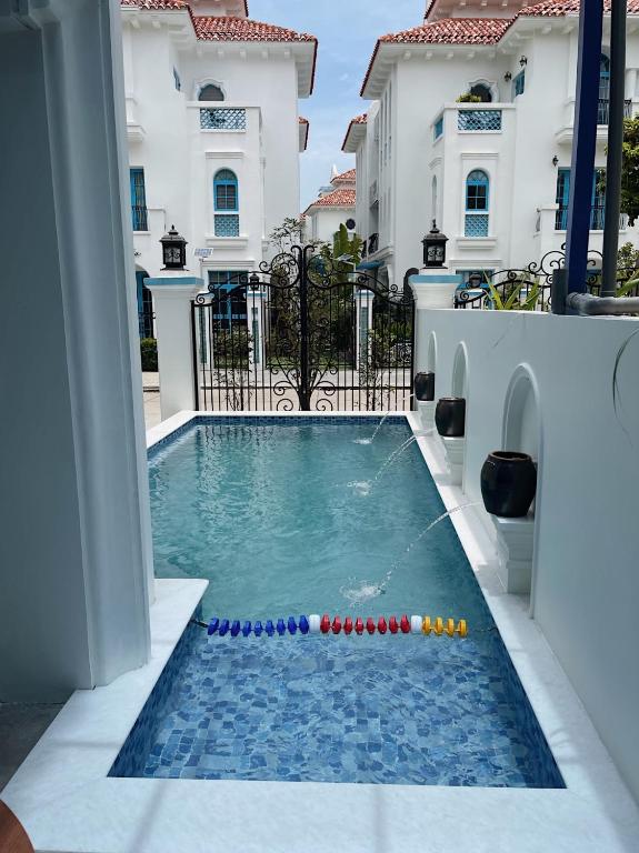 Spacious 6BR Villa Near Beach — photo 1