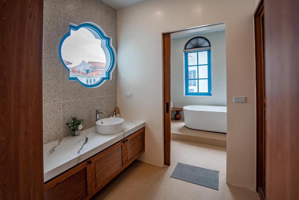 Spacious 6BR Villa Near Beach photo 3