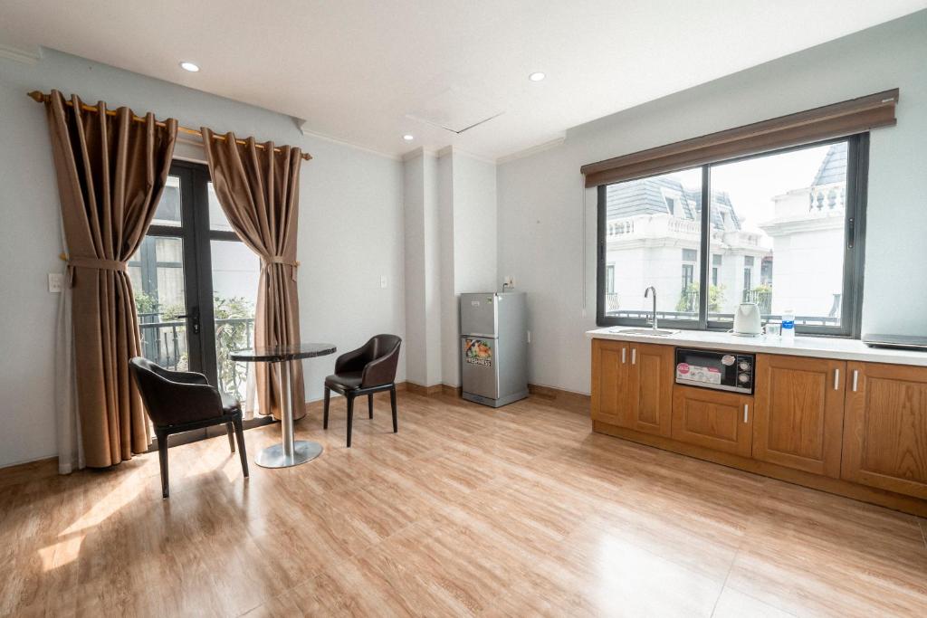 Riverside Row Apartment — photo 1
