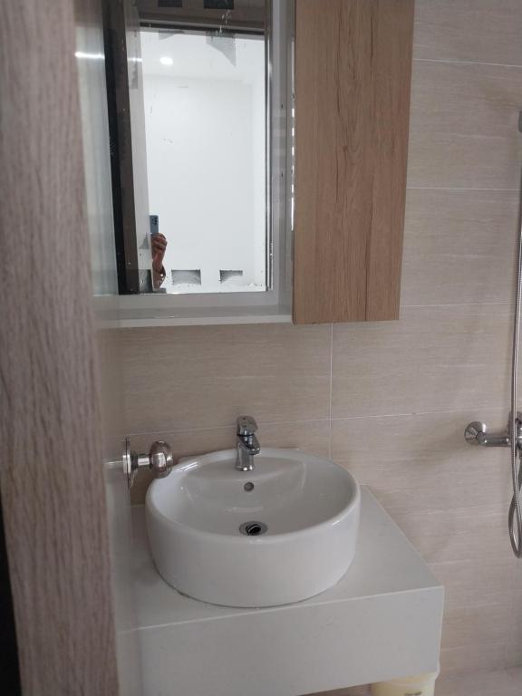 Tom appartment gym and pool free photo 3
