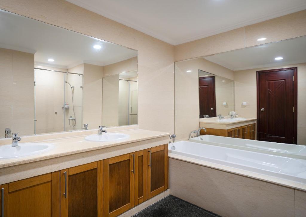 Royal City 2BR Apartment Full Amenities photo 3
