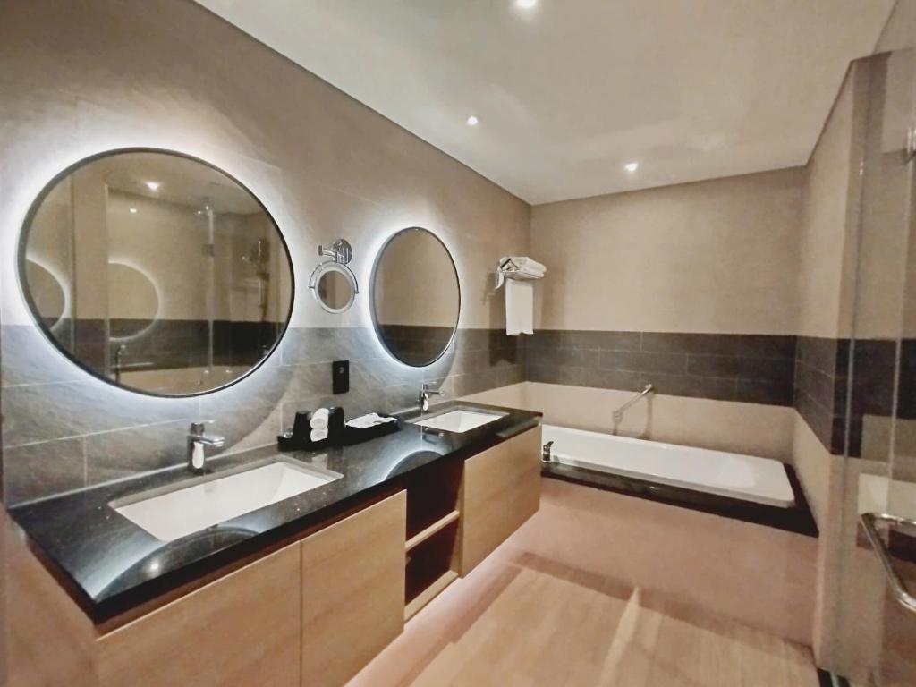 Sweet Home - Homestay apartment system at Citadines Marina Ha Long building photo 3