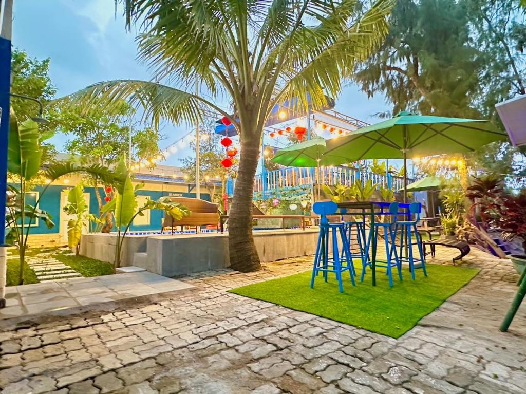 Charming and Spacious Beach Homestay 4 Rooms 1 Pool Entire Palace photo 3